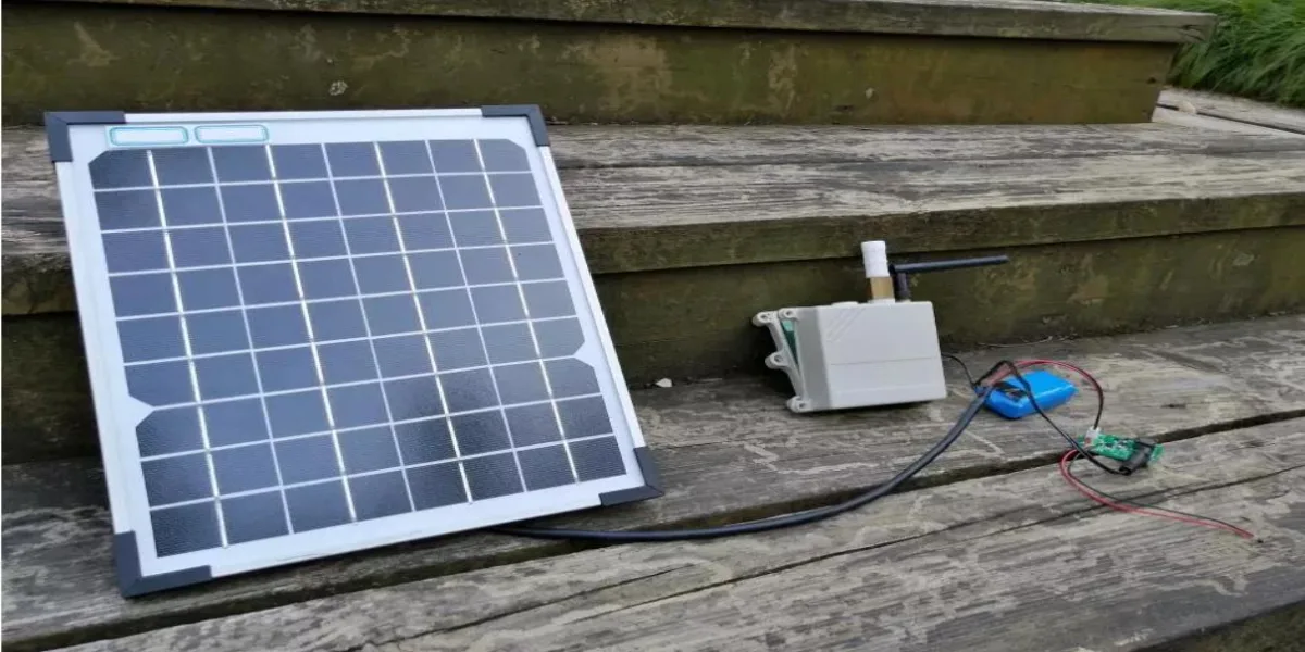 Mini panel solar precableado con cable que alimenta luces LED y dispositivos IoT