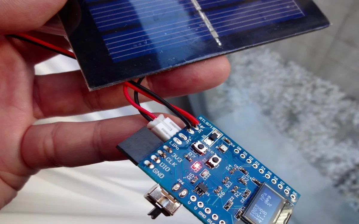Mini panel solar con conector JST que alimenta sensores IoT y dispositivos de monitoreo inal&aacute;mbricos