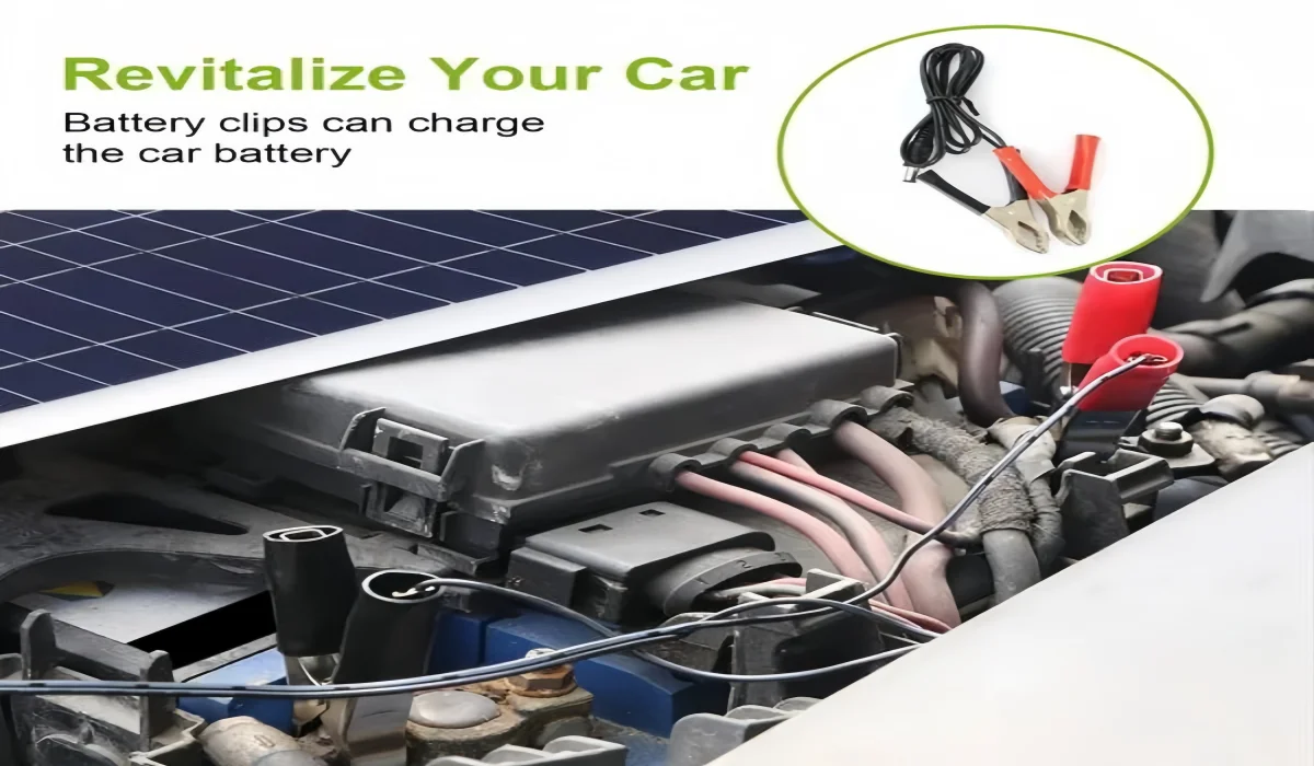 Panel solar port&aacute;til con pinzas de cocodrilo que cargan la bater&iacute;a de un autom&oacute;vil al aire libre